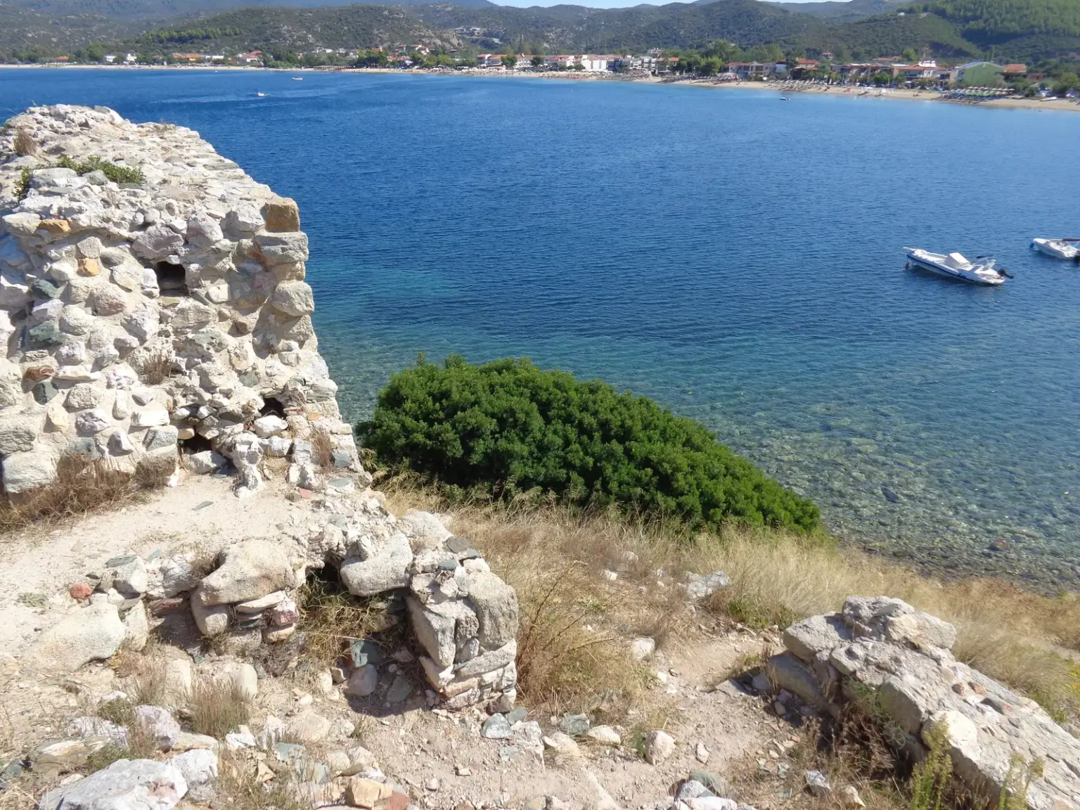 Ερείπια του βυζαντινού κάστρου πάνω από τον κόλπο της Τορώνης